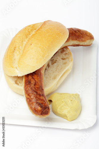 Foto: Bratwurst im Brötchen Bratwurst im Brötchen