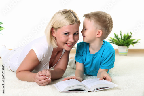 Foto: mother with son in studio mother with son in studio