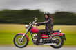 junge Frau am Motorrad fahren junge Frau am Motorrad fahren