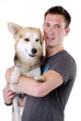 Junger Mann mit Hund