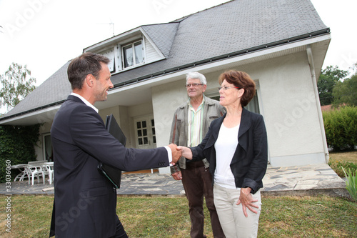 Foto: Real-estate agent with senior couple buying new house Real-estate agent with senior couple buying new house