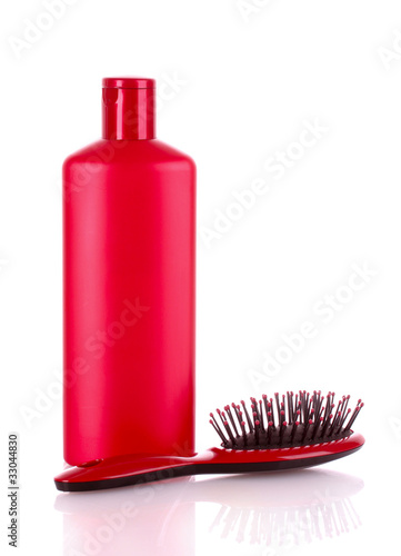 Foto: Shampoo bottles and hair brush on white Shampoo bottles and hair brush on white