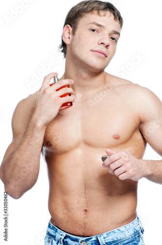 Foto: Cosmetic wellness man spraying fragrance Cosmetic wellness man spraying fragrance