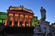 Foto: Konzerthaus mit Schillerdenkmal am Gendarmenmarkt (Berlin) Konzerthaus mit Schillerdenkmal am Gendarmenmarkt (Berlin)