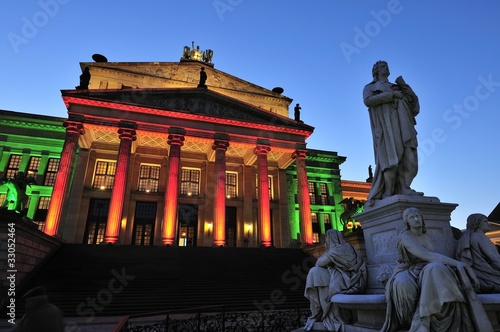 Photo: Konzerthaus mit Schillerdenkmal am Gendarmenmarkt (Berlin) Konzerthaus mit Schillerdenkmal am Gendarmenmarkt (Berlin)