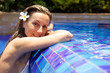 Donna nella piscina