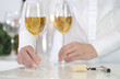 Foto: Frau bietet ein Glas Wein an Frau bietet ein Glas Wein an