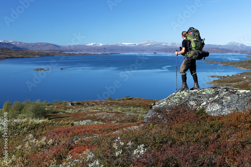 Foto: long distance Hiker over a lake in the north of sweden long distance Hiker over a lake in the north of sweden