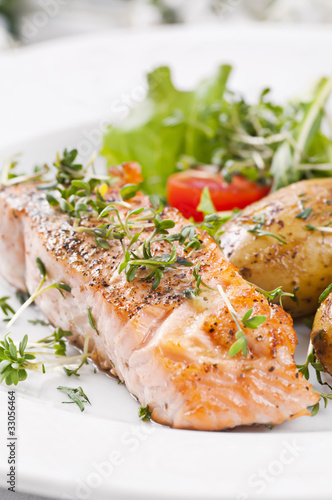 Photo: Lachssteak mit Salat Lachssteak mit Salat