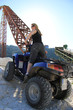 Frau im Steinbruch Offroad auf dem Quad unterwegs
