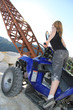 Frau im Steinbruch Offroad auf dem Quad unterwegs