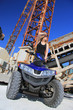 Frau auf dem Quad ATV im Steinbruch vor alten Maschinen
