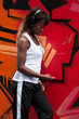 jeune femme black devant  graffs
