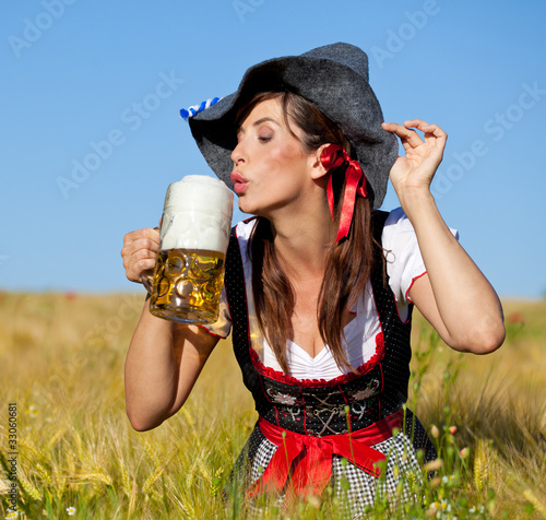 Foto: süßes dirndl maderl auf der wiesn süßes dirndl maderl auf der wiesn
