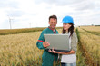 Foto: farmer and engineer wind in wheat fields farmer and engineer wind in wheat fields