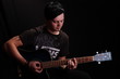 junger Mann Gitarre spielend