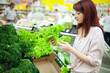 Foto: woman shopping in supermarket woman shopping in supermarket