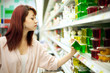 Foto: woman shopping in supermarket woman shopping in supermarket