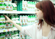 Foto: woman shopping in supermarket woman shopping in supermarket