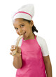 Cuisine - fille avec une cuillère en bois