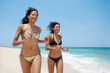 Foto: latina sisters in bikini on beach near caribbean sea latina sisters in bikini on beach near caribbean sea