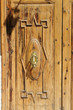 Holztür mit Türklopfer