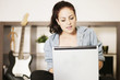 junge Frau zuhause online