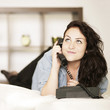 Mädchen telefoniert zuhause