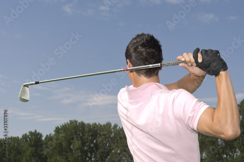 Foto: Golfer verfolgt seinen Abschlag Golfer verfolgt seinen Abschlag