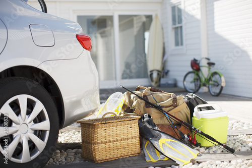 Foto: "Picnic basket, fishing rod, flippers and bags outside car in driveway" "Picnic basket, fishing rod, flippers and bags outside car in driveway"