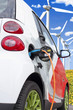 Elektroauto (bekanntes Serienfahrzeug) beim Tanken