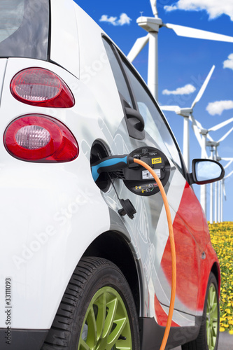 Foto: Elektroauto (bekanntes Serienfahrzeug) beim Tanken Elektroauto (bekanntes Serienfahrzeug) beim Tanken