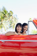 Foto: beautiful twin sisters in cabriolet car beautiful twin sisters in cabriolet car