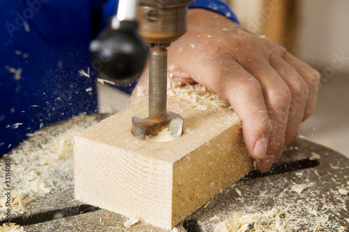 Foto: Schreiner an einer Bohrmaschine Schreiner an einer Bohrmaschine