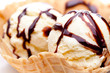 2 Kugeln Vanilleeis in Waffel und Schokoladensoße