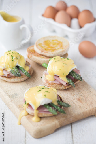 Photo: Eggs Benedict with ham & asparagus Eggs Benedict with ham & asparagus