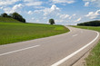 Landstrasse in Bayern im Frühjahr