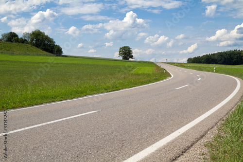 Photo: Landstrasse in Bayern im Frühjahr Landstrasse in Bayern im Frühjahr