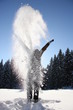 Schnee in die Luft werfen