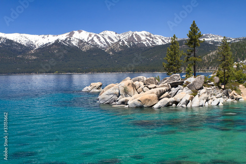 Foto: Lake Tahoe with view on Sierra Nevada mountains Lake Tahoe with view on Sierra Nevada mountains