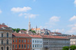Budapest Matthiaskirche mit Häuserfront