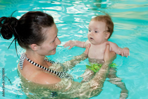 Foto: mama mit baby im wasser mama mit baby im wasser