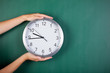 Photo: hand hält uhr hand hält uhr