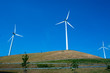 3 Windräder auf Hügel