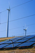 Windräder und Solarzellen mit Stromleitung