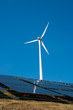Windrad und Solarzellen Hochformat