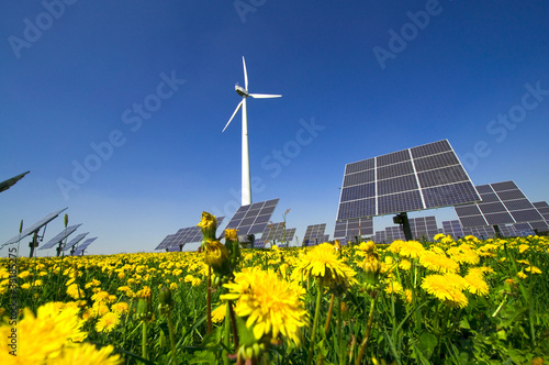 Foto: Windrad und Solarzellen Windrad und Solarzellen