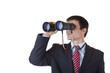 Jungunternehmer späht durch Fernglas und sucht Karriere