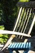 Alter Gartenstuhl mit Beistelltischchen