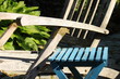 Gartenstuhl mit blauem Tischchen